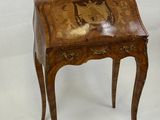 une paire de tables d'appoint anciennes en bois, ornées de motifs peints à la main