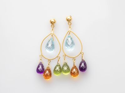 une paire de boucles d'oreilles multicolores sur fond blanc