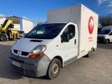 la camionnette blanche est garée dans un parking avec d'autres véhicules