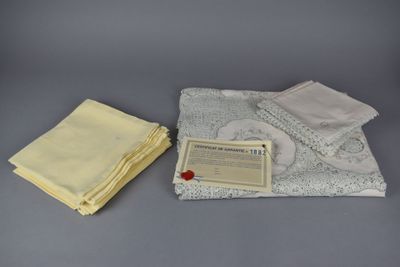 Lot comprenant une NAPPE en coton brodée à la main, pour 12 … - Photo 1