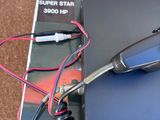 une radio posée sur un livre