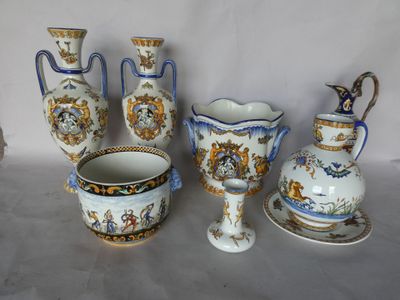 de nombreux types de vases et de bols sur la table