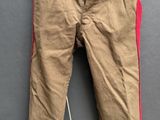 une photo d'un pantalon suspendu à une corde à linge