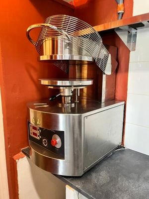 une machine posée sur le comptoir d'une cuisine