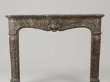 un encadrement de cheminée ancien en fonte