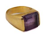 une image représentant une bague en or sertie d'une pierre d'améthorate