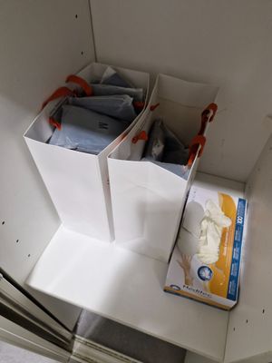 Lot de slips et gants jetables et deux rouleaux d'examen