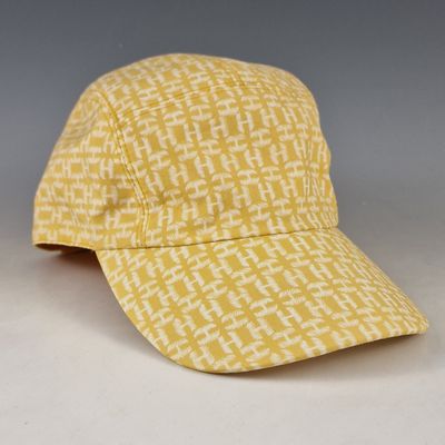 casquette de baseball jaune et blanche avec des lettres blanches dessus