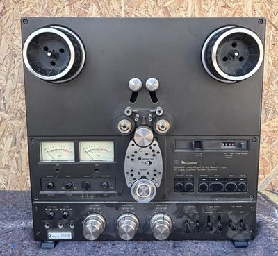 une vieille radio avec deux haut-parleurs posée sur une table