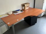 une photo d'un bureau dans une pièce où se trouve un réfrigérateur