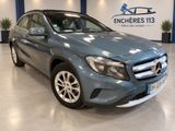 Le SUV Mercedes GLA est garé dans un showroom