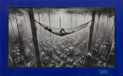 photographie en noir et blanc d'une personne allongée dans un hamac au cœur d'une ville