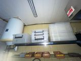 une cuisine où le plan de travail est encombré d'objets