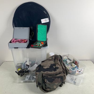 un sac et un sac à dos posés sur une table