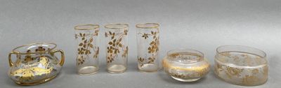 cinq verres et un pichet posés les uns à côté des autres