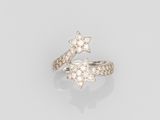une bague en forme d'étoile en diamant et en or blanc