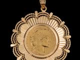 un gros plan d'une pièce de monnaie sertie dans un pendentif en or, sur fond noir