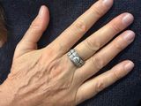une femme qui porte une bague à la main gauche et une autre à la main droite