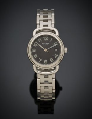 une image d'un gros plan d'une montre-bracelet sur une surface noire
