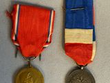deux médailles et une médaille sur fond bleu