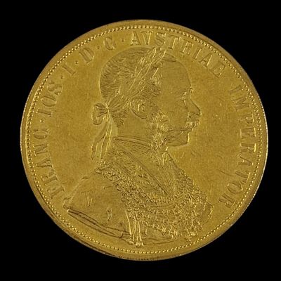gros plan d'une pièce d'or sur fond noir