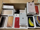 de nombreux iPhone différents dans la boîte posée sur la table