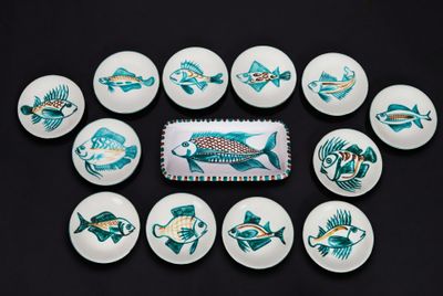 une photo d'une assiette ornée d'un motif de poisson