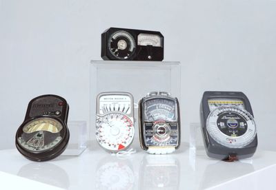 Réunion de posemètres comprenant : - WESTON, posemètre modèl…