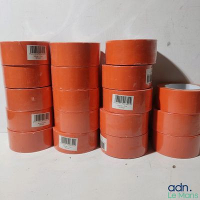 six rouleaux de ruban adhésif orange empilés les uns sur les autres