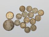 gros plan d'une pile de pièces de monnaie sur une surface blanche