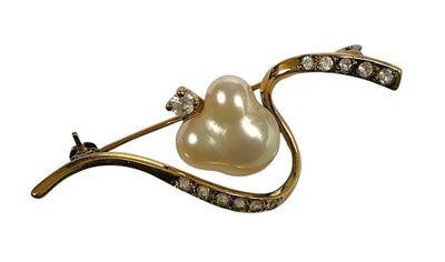 une image représentant une broche en perles et diamants sur fond blanc