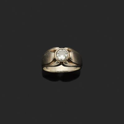 une bague en or avec un diamant serti au centre
