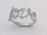 gros plan d'une bague en diamant sur une surface blanche
