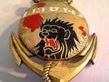 une montre de poche en or ornée d'un lion noir et rouge