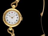une vieille montre-bracelet en or ornée de chiffres romains