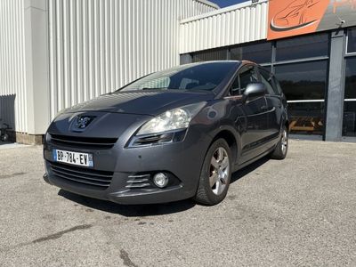 une voiture grise garée devant un bâtiment dans un parking
