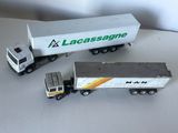 deux camions miniatures posés sur une table