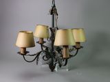 un lustre muni de cinq lampes