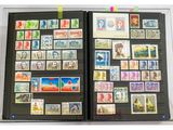 un livre ouvert dont les pages sont ornées de timbres et sur lequel figure l'image d'un homme