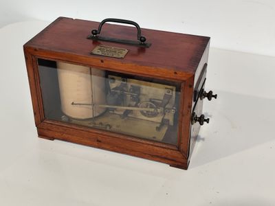 une petite boîte en bois contenant une image