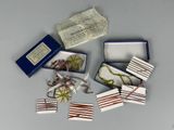 une petite boîte contenant de petits objets posée sur une table
