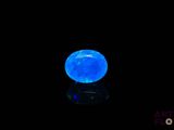 gros plan d'un diamant bleu sur une surface noire
