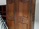 de nombreuses chaises et une armoire dans une pièce où il y en a beaucoup