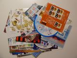 de nombreux types de timbres sur la table