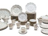 de nombreux types de plats et de tasses sur la table