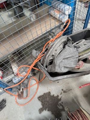 une image d'un tas de ferraille dans un garage