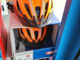 un casque exposé dans un magasin et destiné à la vente