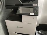 une imprimante posée sur un bureau