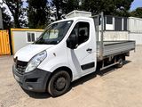 un camion blanc garé dans un parking