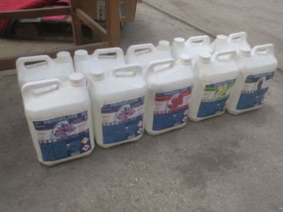 des bidons d'eau de six gallons posés par terre les uns à côté des autres